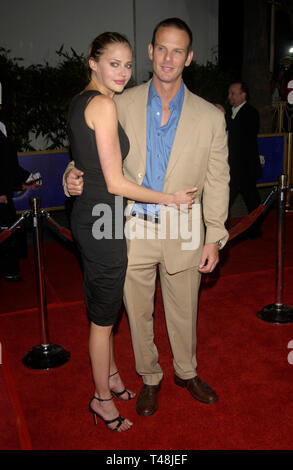 LOS ANGELES, Ca. September 22, 2003: Regisseur Peter Berg & Schauspielerin freundin Estella Warren bei der Weltpremiere seines neuen Films die Verminderung in den Universal Studios Hollywood. Stockfoto