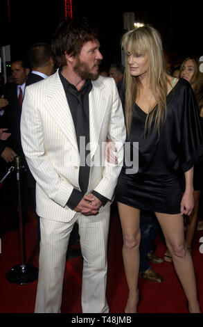 LOS ANGELES, Ca. September 24, 2003: Schauspieler Val Kilmer & Schauspielerin Daryl Hannah an der Los Angeles Premiere seines neuen Films Wunderland. Stockfoto