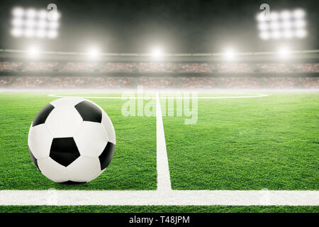 Fußball auf Fußball-Stadion Feld mit unscharfen Menge Hintergrund und Kopieren. Stockfoto