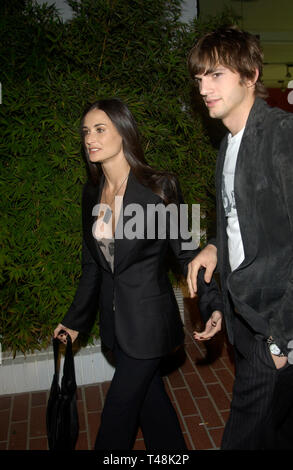 LOS ANGELES, Ca. September 28, 2003: Schauspielerin Demi Moore & Freund Schauspieler Ashton Kutcher bei der Eröffnung der Designerin Stella McCartney's erste Los Angeles speichern. Stockfoto