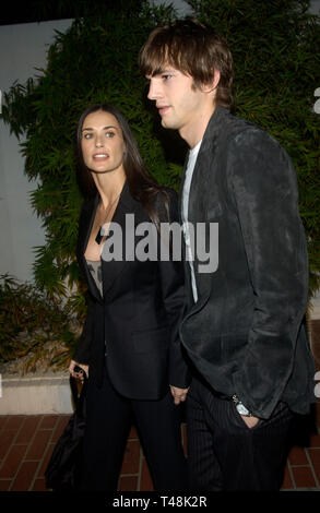 LOS ANGELES, Ca. September 28, 2003: Schauspielerin Demi Moore & Freund Schauspieler Ashton Kutcher bei der Eröffnung der Designerin Stella McCartney's erste Los Angeles speichern. Stockfoto