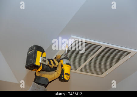 Der Prozess der Montage der Haut Decke, die von metallischen Abdeckung in Unter-Baustelle abgedeckt. Stockfoto