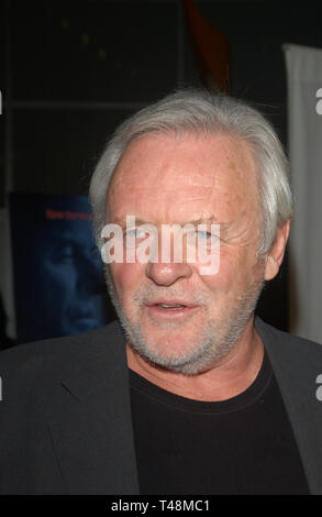 LOS ANGELES, Ca. Oktober 21, 2003: Schauspieler Sir Anthony Hopkins im Hollywood Premiere seines neuen Films Der menschliche Fleck. Stockfoto