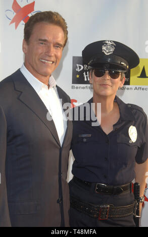 LOS ANGELES, Ca. Oktober 25, 2003: Schauspieler & California Governor elect ARNOLD SCHWARZENEGGER mit Schauspielerin Jamie Lee Curtis am 10. Jahrestag Traum Hallowe'en Gala in Santa Monica Airport, CA. Der Fall hob Geld für Kinder Addected durch AIDS-Stiftung. Stockfoto