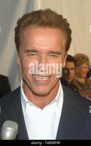 LOS ANGELES, Ca. Oktober 25, 2003: Schauspieler & Kalifornien Gouverneur Arnold Schwarzenegger - Wählt am 10. Jahrestag Traum Hallowe'en Gala in Santa Monica Airport, CA. Der Fall hob Geld für Kinder Addected durch AIDS-Stiftung. Stockfoto