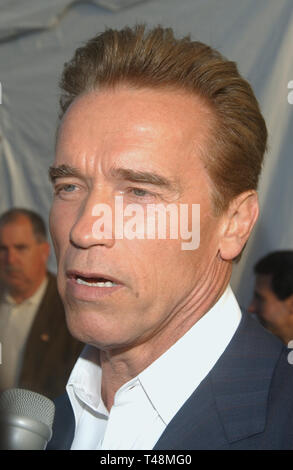 LOS ANGELES, Ca. Oktober 25, 2003: Schauspieler & Kalifornien Gouverneur Arnold Schwarzenegger - Wählt am 10. Jahrestag Traum Hallowe'en Gala in Santa Monica Airport, CA. Der Fall hob Geld für Kinder Addected durch AIDS-Stiftung. Stockfoto