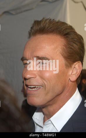 LOS ANGELES, Ca. Oktober 25, 2003: Schauspieler & Kalifornien Gouverneur Arnold Schwarzenegger - Wählt am 10. Jahrestag Traum Hallowe'en Gala in Santa Monica Airport, CA. Der Fall hob Geld für Kinder Addected durch AIDS-Stiftung. Stockfoto