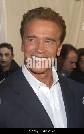 LOS ANGELES, Ca. Oktober 25, 2003: Schauspieler & Kalifornien Gouverneur Arnold Schwarzenegger - Wählt am 10. Jahrestag Traum Hallowe'en Gala in Santa Monica Airport, CA. Der Fall hob Geld für Kinder Addected durch AIDS-Stiftung. Stockfoto