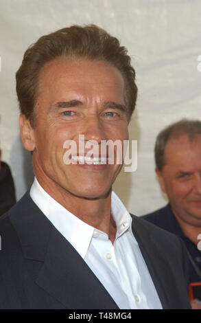 LOS ANGELES, Ca. Oktober 25, 2003: Schauspieler & Kalifornien Gouverneur Arnold Schwarzenegger - Wählt am 10. Jahrestag Traum Hallowe'en Gala in Santa Monica Airport, CA. Der Fall hob Geld für Kinder Addected durch AIDS-Stiftung. Stockfoto