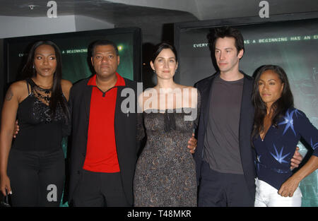 LOS ANGELES, Ca. Oktober 27, 2003: NONA GAYE (links), Laurence Fishburne, CARRIE-ANNE MOSS, Keanu Reeves, Jada Pinkett Smith auf einer Pressekonferenz in Los Angeles für die Matrix Revolutions. Stockfoto