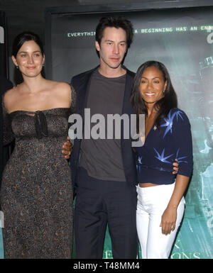 LOS ANGELES, Ca. Oktober 27, 2003: Schauspieler Keanu Reeves mit Schauspielerinnen CARRIE-ANNE MOSS (links) & Jada Pinkett Smith auf einer Pressekonferenz in Los Angeles für die Matrix Revolutions. Stockfoto