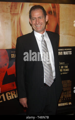 LOS ANGELES, Ca. November 06, 2003: Schauspieler ROBERTO MEDINA am Los Angeles Premiere von 21 Gramm. Stockfoto