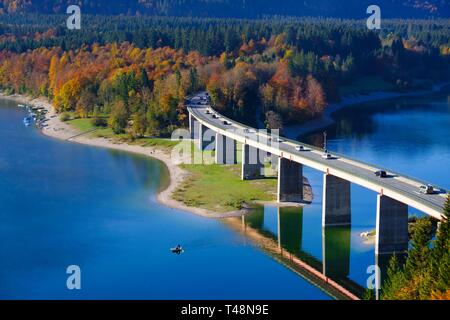 Brücke über den Sylvensteinsee, in der Nähe von Lenggries, Isarwinkel, Oberbayern, Bayern, Deutschland Stockfoto