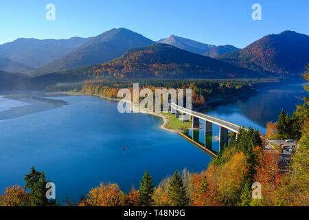 Brücke über den Sylvensteinsee, in der Nähe von Lenggries, Isarwinkel, Oberbayern, Bayern, Deutschland Stockfoto