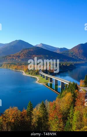 Brücke über den Sylvensteinsee, in der Nähe von Lenggries, Isarwinkel, Oberbayern, Bayern, Deutschland Stockfoto