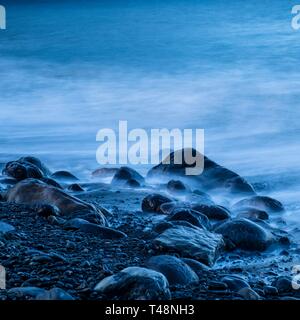 Schwarze Steine im Wasser am Strand, Meer, Surfen, Langzeitbelichtung, La Gomera, Kanarische Inseln, Spanien Stockfoto