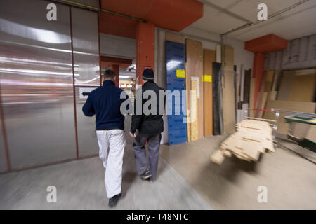 Zwei junge zimmerleute zusammen in großen, modernen Zimmerei Hochwertige Holz Konzept arbeiten Stockfoto