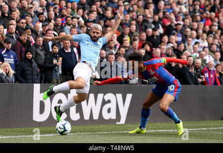 Von Manchester City Sergio Agüero (links) und die Crystal Palace Andros Townsend (rechts) Kampf um den Ball während der Premier League Spiel im Selhurst Park, London. Stockfoto