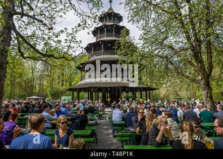 Viele Besucher im Biergarten, Chinesischen Turm, Englischer Garten, München, Bayern, Deutschland Stockfoto