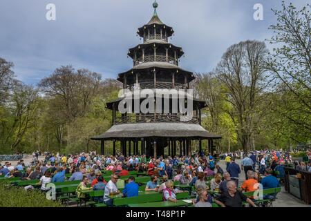 Viele Besucher im Biergarten, Chinesischen Turm, Englischer Garten, München, Bayern, Deutschland Stockfoto