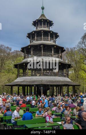 Viele Besucher im Biergarten, Chinesischen Turm, Englischer Garten, München, Bayern, Deutschland Stockfoto