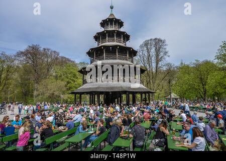 Viele Besucher im Biergarten, Chinesischen Turm, Englischer Garten, München, Bayern, Deutschland Stockfoto