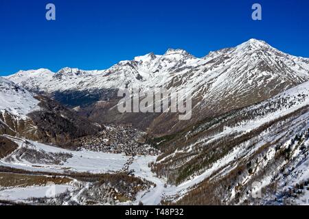 Saas-Fee im Tal, Fletschhorns, Lagginhorn und Weismies Peaks auf der Rückseite, Berglandschaft im Winter, Wallis, Schweiz Stockfoto