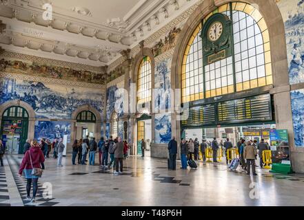 Sao Bento Bahnhof, Bahnhof Halle mit Azulejo Kacheln, Porto, Porto, Portugal Stockfoto