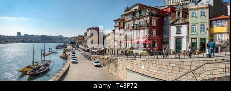 Cais da Ribeira, Promenade entlang des Flusses Douro mit bunten Häusern, Porto, Portugal Stockfoto