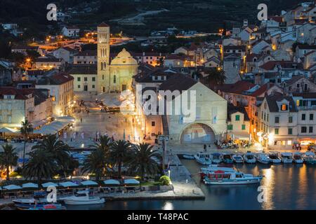 Blick auf die Altstadt mit der Kathedrale Sveti Stjepana am Trg Svetog Stjepana und Arsenal, heute Theater, Dämmerung, Insel Hvar, Dalmatien, Kroatien Stockfoto