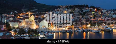 Blick über den Hafen und die Altstadt von Hvar, Insel Hvar, Dalmatien, Kroatien Stockfoto