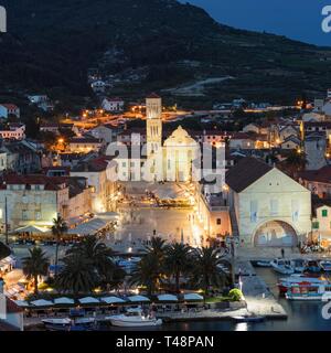 Blick auf die Altstadt mit der Kathedrale Sveti Stjepana am Trg Svetog Stjepana und Arsenal, heute Theater, Dämmerung, Insel Hvar, Dalmatien, Kroatien Stockfoto