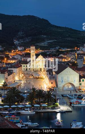 Blick auf die Altstadt mit der Kathedrale Sveti Stjepana am Trg Svetog Stjepana und Arsenal, heute Theater, Dämmerung, Insel Hvar, Dalmatien, Kroatien Stockfoto