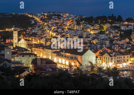 Blick auf die Altstadt mit der Kathedrale Sveti Stjepana am Trg Svetog Stjepana und Arsenal, heute Theater, Dämmerung, Insel Hvar, Dalmatien, Kroatien Stockfoto