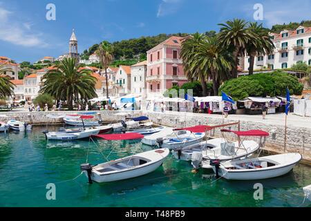 Hafen in der Altstadt, Kirche Sv. Marko, Hvar, Insel Hvar, Dalmatien, Kroatien Stockfoto