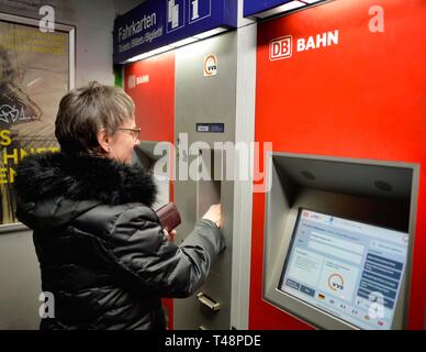 Ältere Frau kauft Ticket am Automaten, VVS DB Stuttgart, Baden-Württemberg, Deutschland Stockfoto