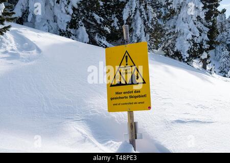 Zeichen für Skitourengeher, Ende der facettierte Skigebiet, alpine Gefahren, Tirol, Österreich Stockfoto