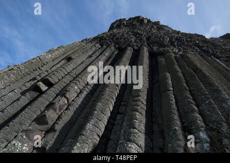 Hohe Basaltsäulen am Giant's Causeway in Nordirland Stockfoto