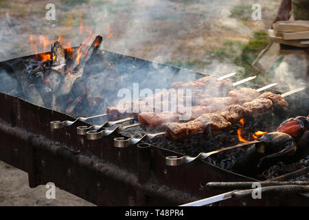 Appetitlich Shish Kebab gebraten mit Rauch auf Spieße auf Open air Holzkohlegrill Stockfoto