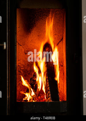 Bild des brennenden Holzes Logs im Kamin Stockfoto