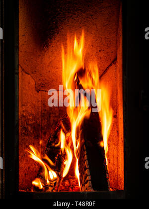 Bild des brennenden Holzes Logs im Kamin Stockfoto