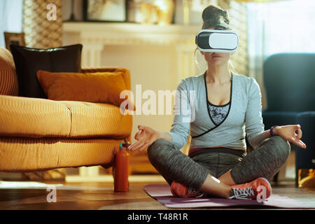 Relaxed Fit Frau in Sport Kleidung in das moderne Haus im VR-Gang. Stockfoto