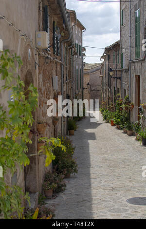 VALLDEMOSSA, MALLORCA, SPANIEN - 21. MÄRZ 2019: Straßen- und Wanddekorationen in einer Gasse in der Altstadt am 21. März 2019 in Valldemossa, Mallorca, Balearen, Spanien. Stockfoto