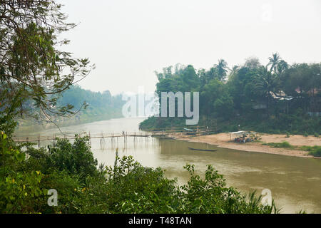 Holz Bambus Brücke über den Fluss Nam Khan in Luang Prabang, Laos April 2019 Stockfoto