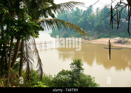 Holz Bambus Brücke über den Fluss Nam Khan in Luang Prabang, Laos April 2019 Stockfoto