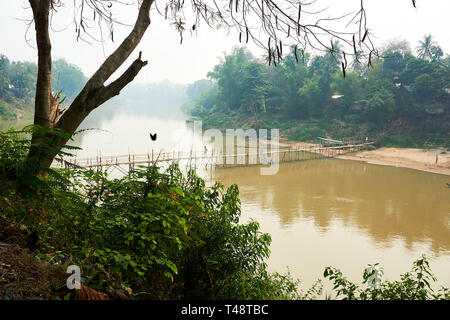 Holz Bambus Brücke über den Fluss Nam Khan in Luang Prabang, Laos April 2019 Stockfoto