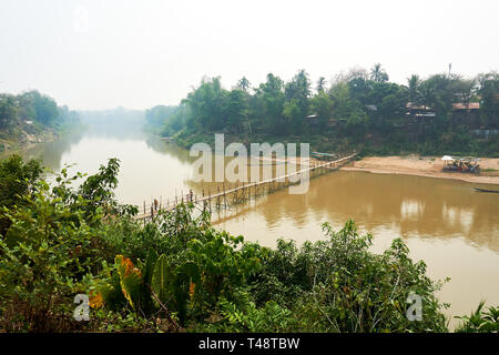 Holz Bambus Brücke über den Fluss Nam Khan in Luang Prabang, Laos April 2019 Stockfoto