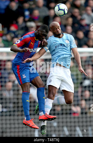 Crystal Palace Christian Benteke (links) und Manchester City Vincent Kompany (rechts) Kampf um den Ball während der Premier League Spiel im Selhurst Park, London. Stockfoto