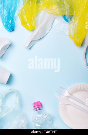 Kunststoff Wurf auf hellblauem Hintergrund, Kunststoff Verschmutzung Konzept Stockfoto