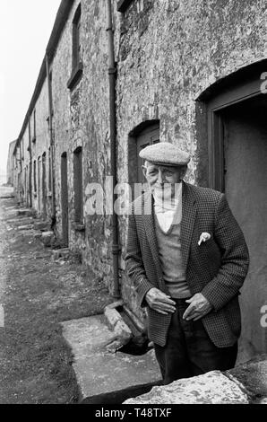 1972 lebte der 84-jährige Mr. Parfitt mit seiner Frau in dieser Reihe historischer Hütten der Eisenarbeiter in Blaenafon, Südwales. Stockfoto